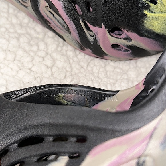 Yeezy Adidas Foam Rnr. Mens Size 6 / Women Size 8. Lightly used (see pics) - Picture 3 of 6